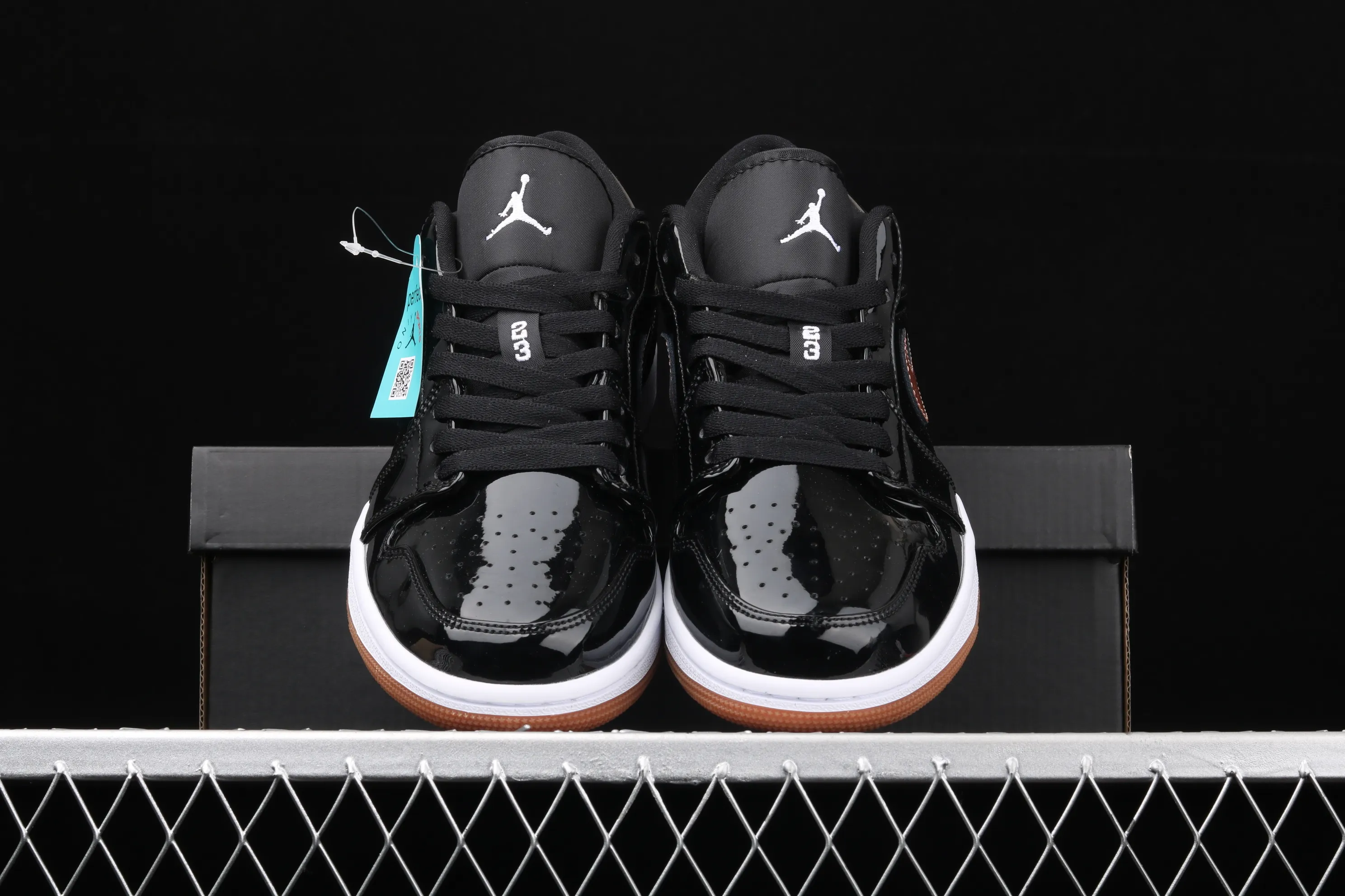 All categories Air Jordan Jordan series basketball shoes Air Jordan 1 Low New version Air Jordan 1 Low AJ1 Joe 1 low-top patent leather black gold cultural and leisure sports sneakers 554723-032